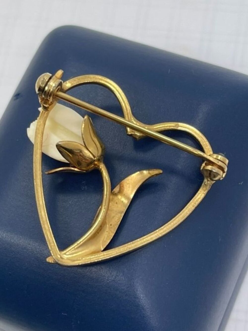 Vintage Open Heart Brooch With Carved Celluloid Flower Gold-Tone MCM Jewelry - Picture 2 of 3